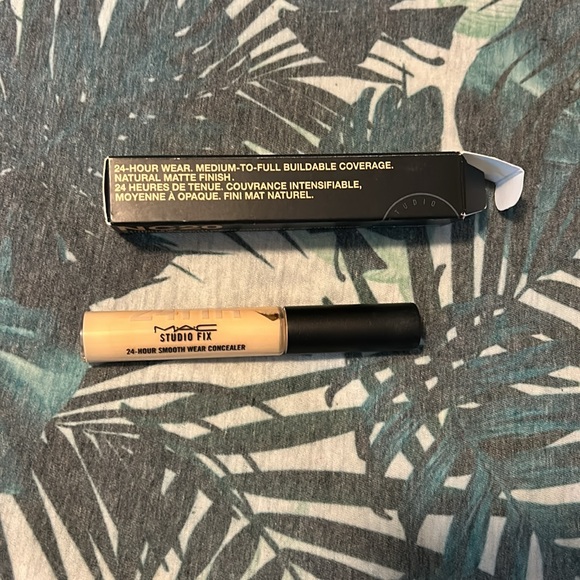 NWT MAC STUDIO FIX 24-HOUR SMOOTH WEAR CONCEALER NC 20 - Picture 4 of 8